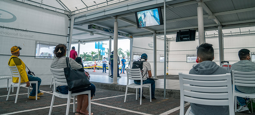 Carpa para espera de acompañantes de pasajeros que arriban a Guayaquil