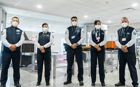 Personal de Seguridad en la entrada a preembarque