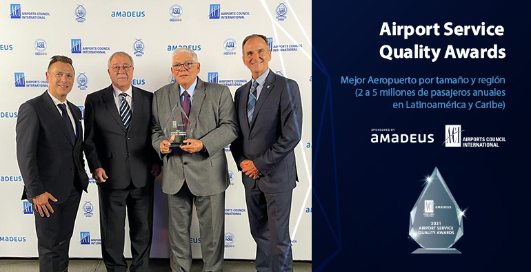Premio ASQ recibido por el Aeropuerto de Guayaquil, otorgado por ACI y AMADEUS.