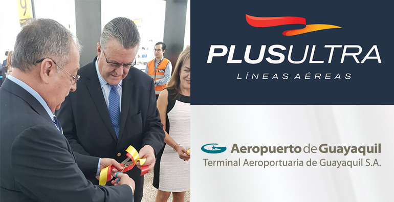 Cutting of the ribbon symbolizing the beginning of Plus Ultra operations in Guayaquil, between Julio Martinez, VP of Plus Ultra, and Ángel Córdova, General Manager of TAGSA.