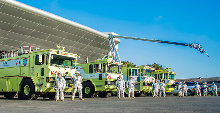 Bomberos y equipos en el aeropuerto