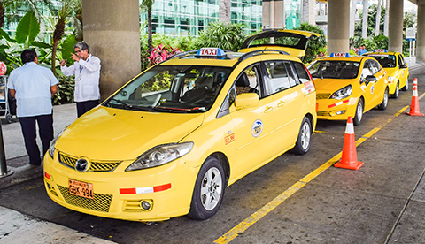 Taxis a la salida de arribos internacionales