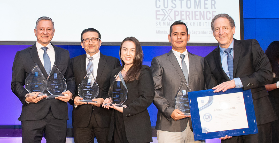 Representatives of the Airport of Guayaquil receive ASQ awards.