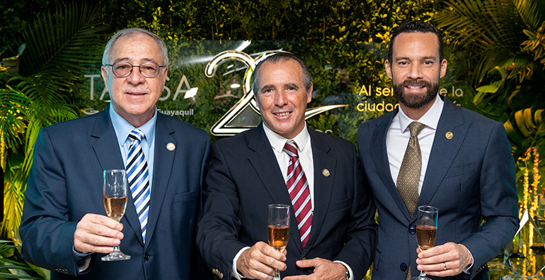 Gral. Ángel Córdova Carrera, General Manager of TAGSA (left) together with Ezequien Barrenechea, President of TAGSA (ccenter) and Pablo Pita, General Manager of AAG (right) during a toast in honor of TAGSA's 20th anniversary.