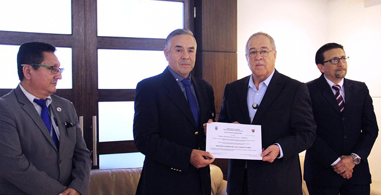 Entrega de certificado de aeródromo por parte de la DGAC