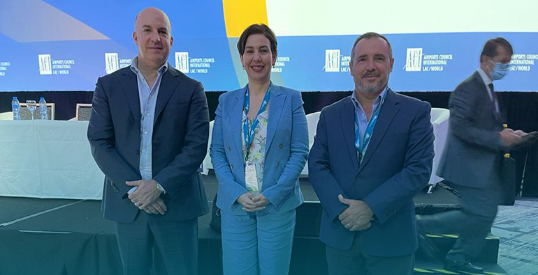 Andrew O´Brian (Presidente saliente de ACI-LAC), Monica Infante (Vicepresidenta ACI-LAC), y Ezequiel Barrenechea (Presidente ACI-LAC y Presidente de TAGSA)