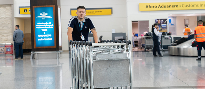 Personal de Servicios Generales ordenando los carritos portaequipajes.
