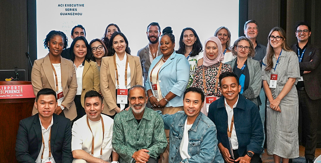 Miembros de diferentes delegaciones aeroportuarias, reunidos en las jornadas de capacitación durante la cumbre.
