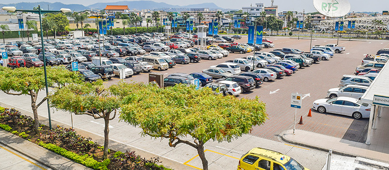 Parqueos en el aeropuerto de Guayaquil.