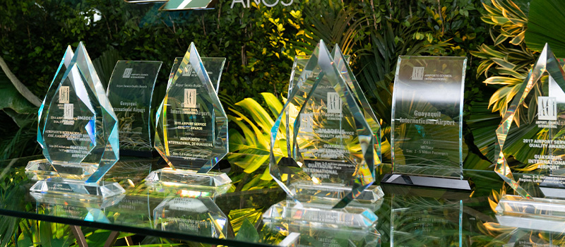 Various awards received by the Airport of Guayaquil.