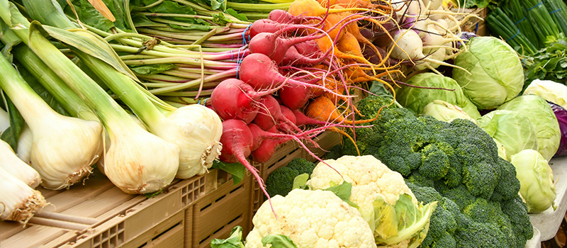 Diversos vegetales en un mercado.