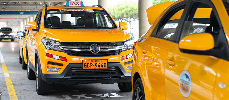 Varios taxis estacionados.