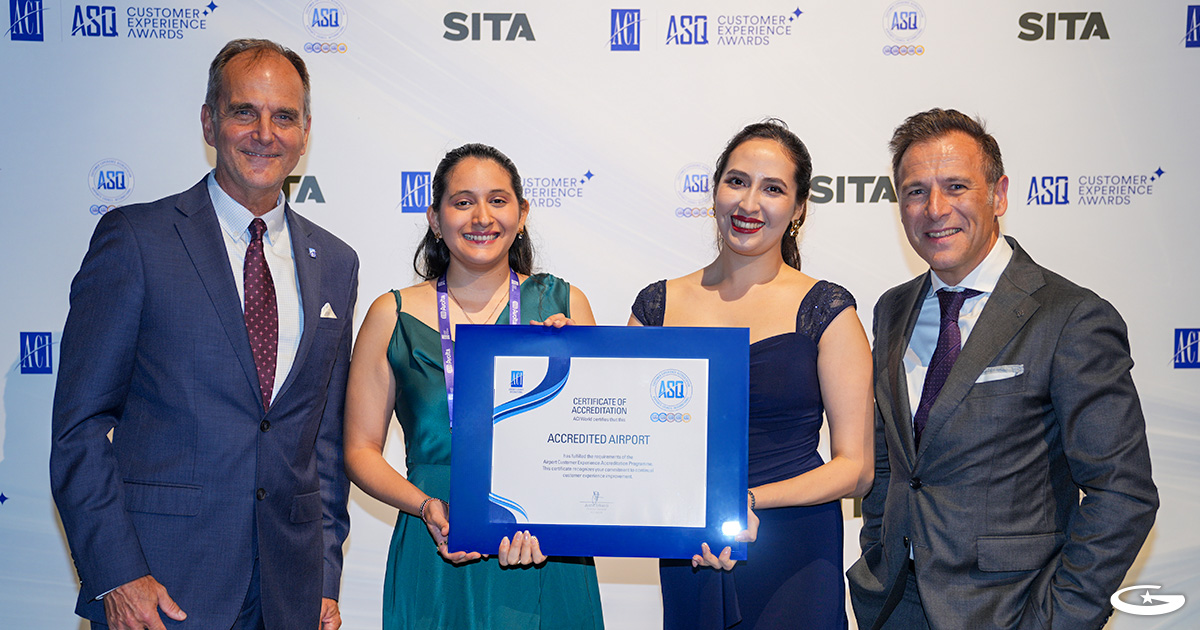 Personal de Servicio al Cliente junto a representantes de ACI, sosteniendo la placa de acreditación de experiencia del cliente.