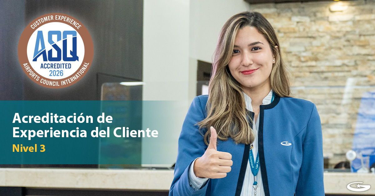 Personal de Servicio Al Cliente junto a un texto que lee 'Acreditación de Experiencia al Cliente, Nivel 3' acompañado del emblema de la acreditación.