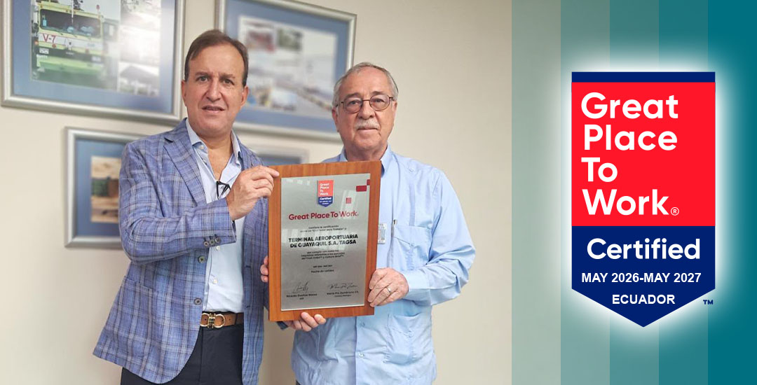 Nuestro Gerente General, Gral. Ángel Córdova, recibiendo la placa de acreditación GPTW.