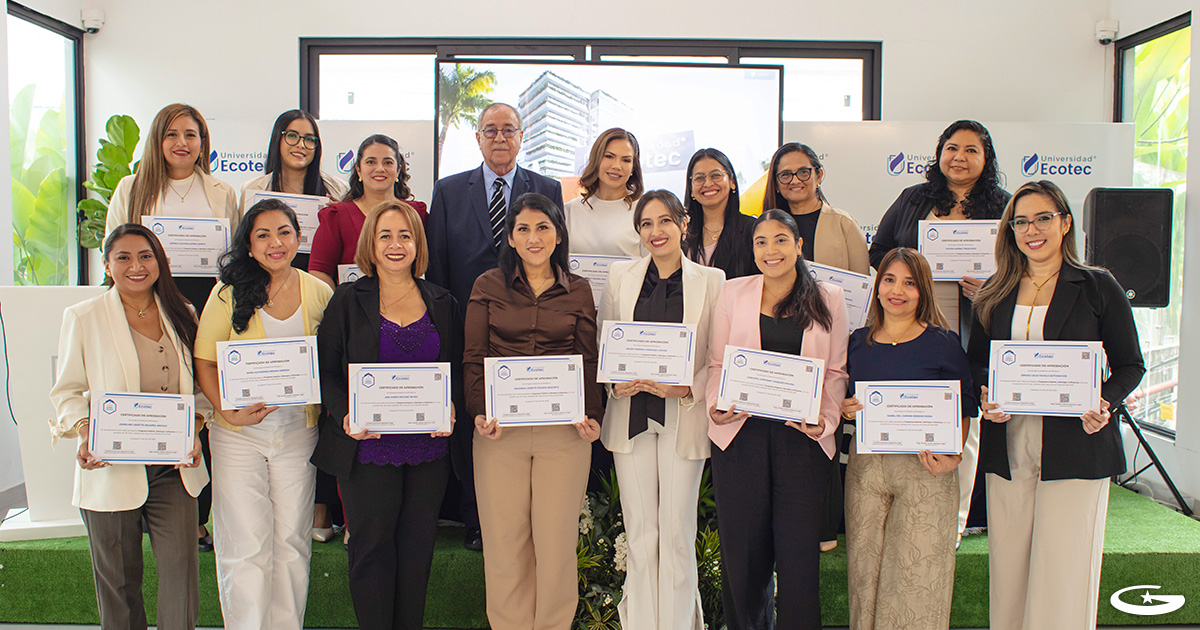 Colaboradoras de diferentes áreas recibiendo certificación de participación en el seminario de Liderazgo Femenino, acompañadas por el Gerente General de TAGSA.