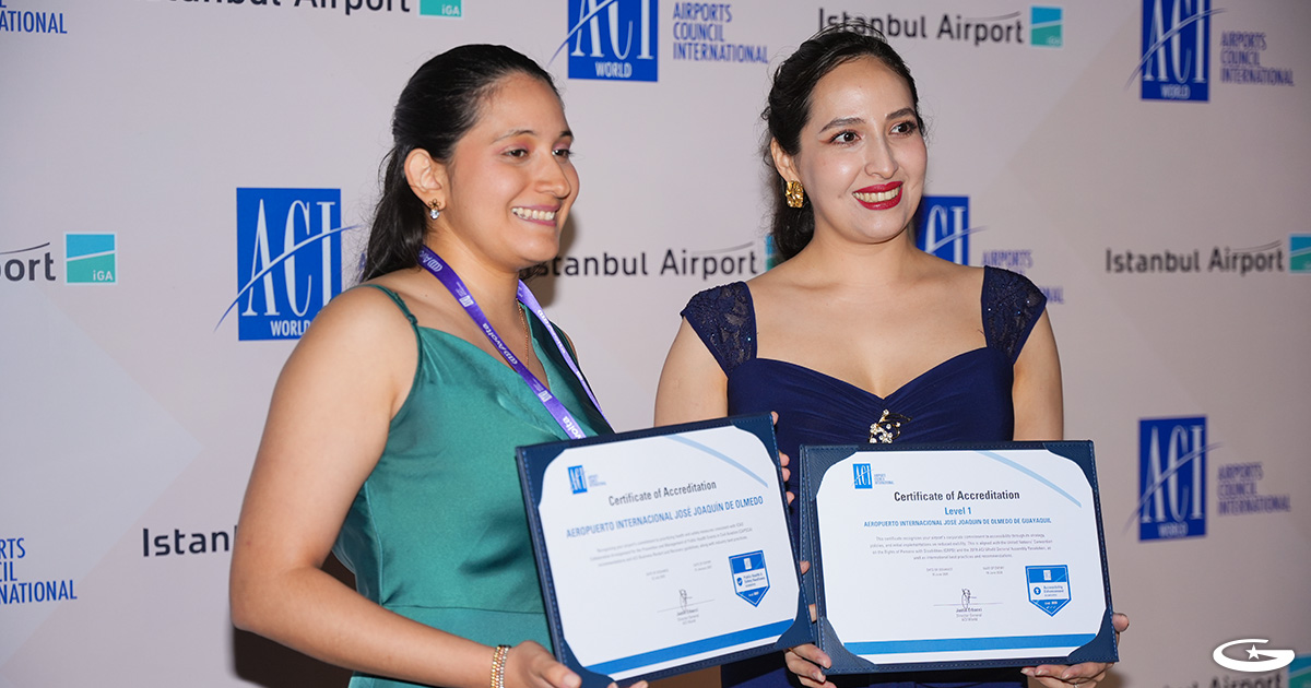 Fiama Yagual y Helen Gonzalez, con los certificados recibidos.